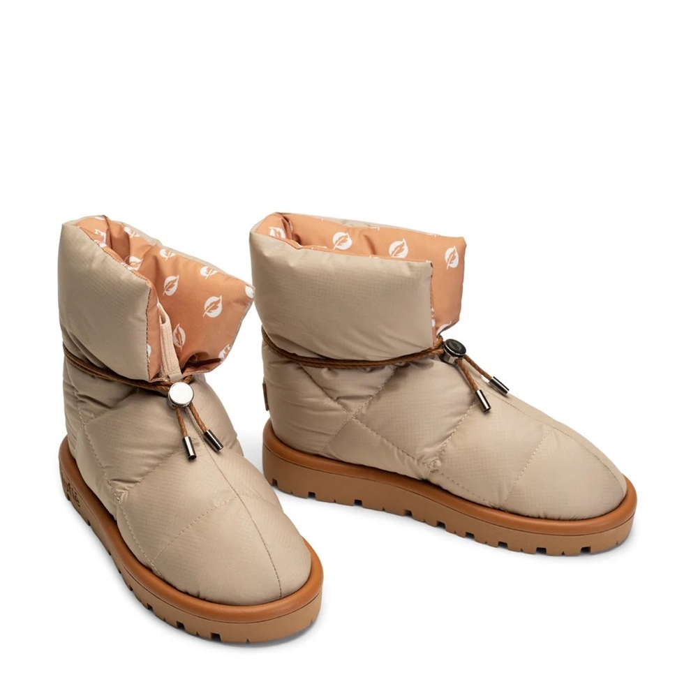 NWT Flufie beige down boots